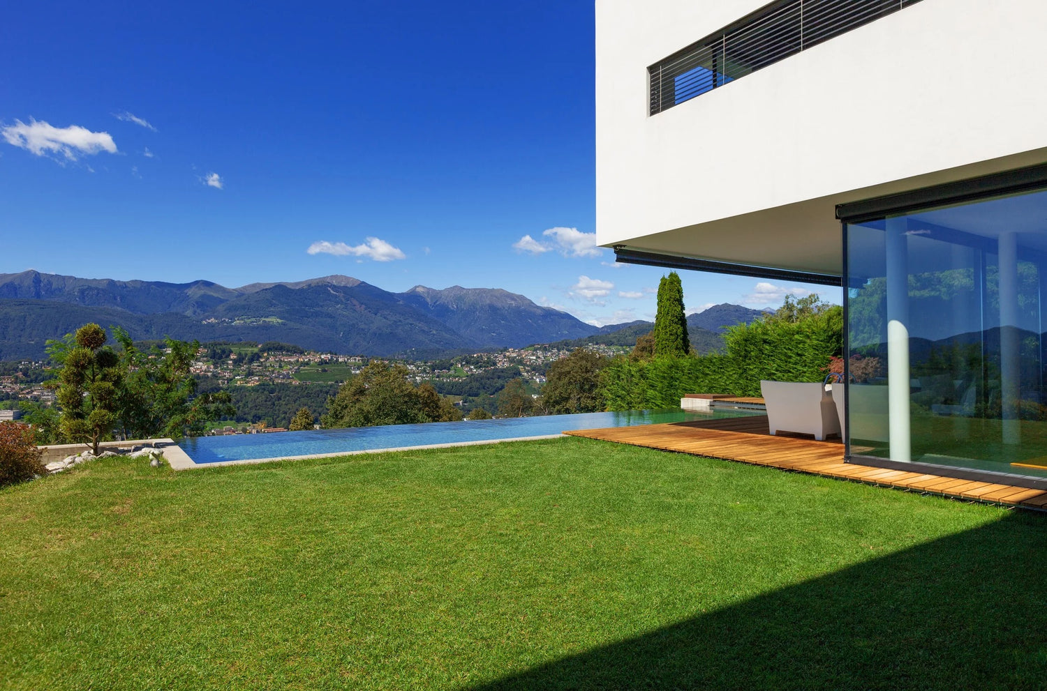 Best quality artificial grass fake grass with wholesale price factory price in Houston Texas. Easy to install. Last for decades. Low maintenance. Kid safe pet friendly. Putting green sports grass.